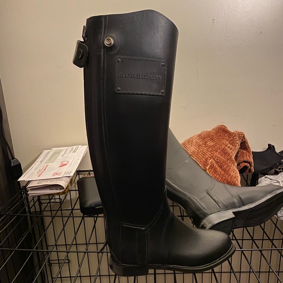 Burberry rain boots - Picture 2 of 5